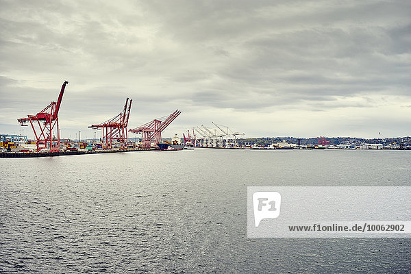 Blick auf Fluss- und Hafeninselkrane  Seattle  Washington State  USA