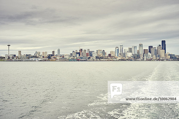 Blick auf die ferne Skyline über Puget Sound  Seattle  Washington State  USA
