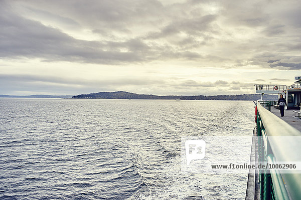 Blick auf Bainbridge Island von der Fähre  Seattle  Washington State  USA