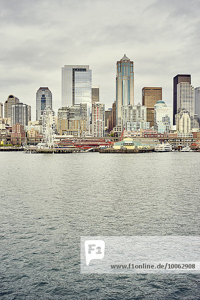Blick auf Wasserfront und Skyline  Seattle  Washington State  USA