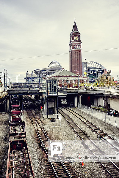 Blick auf King Street Bahnhof und Centurylink Field Stadion  Seattle  Washington State  USA