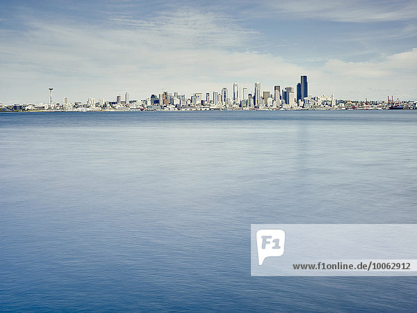 Fernsicht auf die Skyline über Puget Sound  Seattle  Washington State  USA