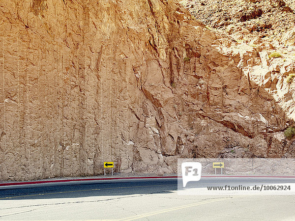 Straße mit gelben Richtungspfeilen in Gegenrichtung  Hoover Dam  Nevada  USA