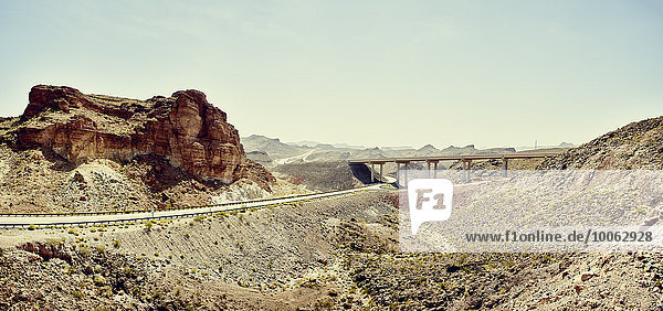 Panoramablick auf Highway und Überführung  Hoover Dam  Nevada  USA