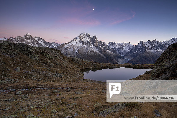Lac des Chésery mit dem Mont Blanc Massiv nach Sonnenuntergang  Chamonix-Mont-Blanc  Rhône-Alpes  Frankreich  Europa