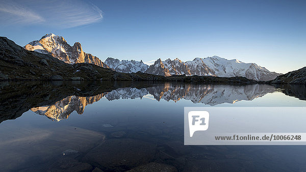 Mont Blanc Massiv mit Spiegelung im Lac des Chésery am Abend  Chamonix-Mont-Blanc  Rhône-Alpes  Frankreich  Europa
