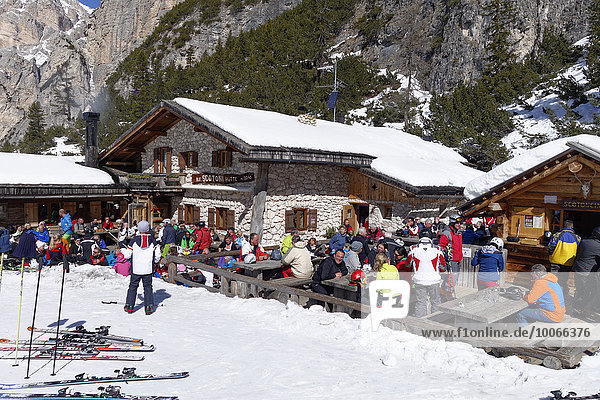 Hütte Rifugio Scotoni im Winter mit Skifahrern  Alpe Lagazuoi  bei St. Kassian  Dolomiten  Südtirol  Alto Adige  Italien  Europa