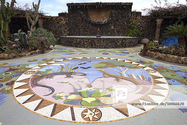 Bodenmosaik von Luis Morera  Plaza La Glorieta  Las Manchas  La Palma  Kanarische Inseln  Spanien  Europa