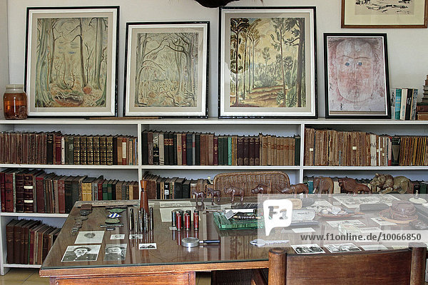 Bibliothek  Arbeitszimmer mit Schreibtisch  Ernest Hemingway Haus  Finca La Vigia  in der Nähe von Havanna  Kuba  Nordamerika