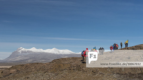 Touristengruppe bei Landgang  Holmbugt  Kong Oscar Fjord  Nordost-Grönland-Nationalpark  Grönland  Nordamerika