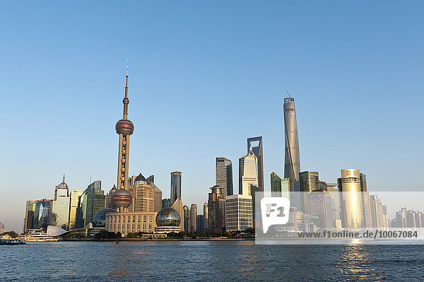 Skyline Pudong  Wolkenkratzer  Fernsehturm Oriental Pearl Tower  Shanghai Tower  Jin Mao Tower  Huangpu-Fluss  Shanghai  China  Asien