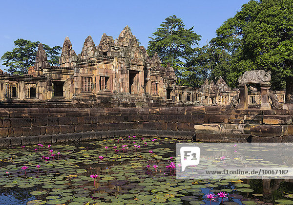 Südlicher Gopuram der inneren Galerie  Lotusteich  Wasserbecken  Prasat Mueang Tam  Muang Tam  Khmer-Tempel  Buriram  Provinz Buri Ram  Isan  Isaan  Thailand  Asien