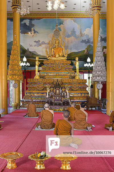 Mönche im Wat Burapharam  Surin  Provinz Surin  Isan  Isaan  Thailand  Asien