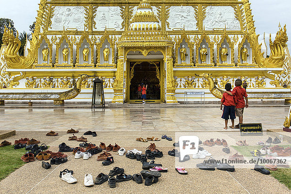 Schuhe vor dem Wat Phra That Nong Bua  Ubon Ratchathani  Isan  Isaan  Thailand  Asien