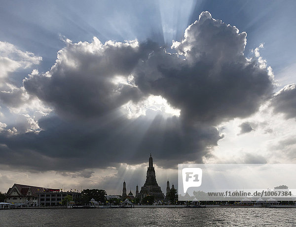 Wolkenloch  Wat Arun  Tempel der Morgenröte  Bangkok  Thailand  Asien