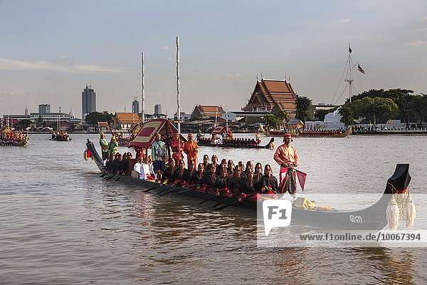 Königliche Barkenprozession  Schiffsprozession  Barkasse  Prozession  Begleitbarken auf dem Mae Nam Chao Phraya  Bangkok  Thailand  Asien