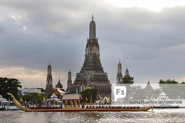 Narai Song Suban Barke  Königliche Barkenprozession  Schiffsprozession  Barkasse  Prozession auf dem Mae Nam Chao Phraya  Wat Arun  Tempel der Morgenröte  Bangkok  Thailand  Asien