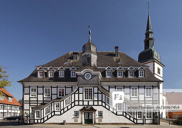 Historisches Rathaus mit der Pfarrkirche St. Johannes Baptist  Rietberg  Ostwestfalen-Lippe  Nordrhein-Westfalen  Deutschland  Europa