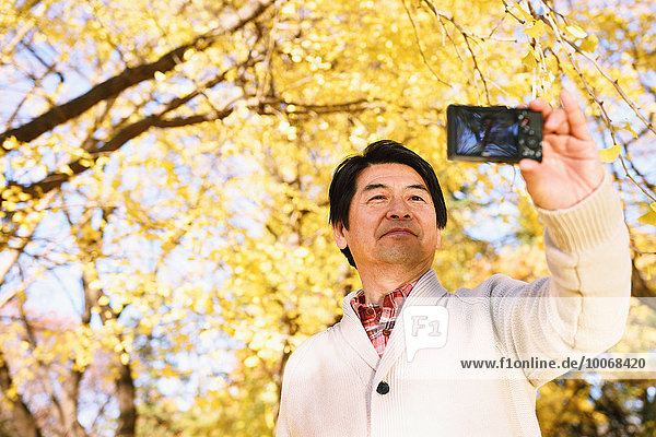Senior Senioren Mann nehmen Großstadt Herbst japanisch