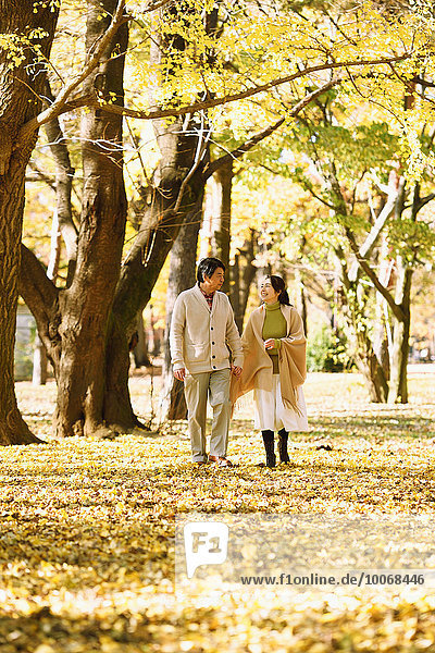 Senior Senioren Großstadt Herbst japanisch