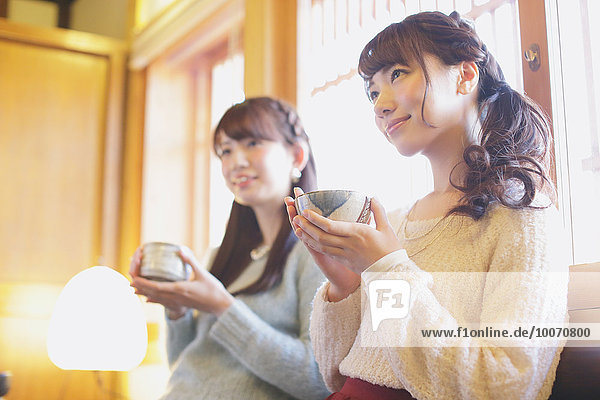 Frau Fröhlichkeit grün jung japanisch Tee