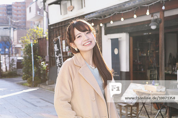 Frau Fröhlichkeit Reise jung japanisch