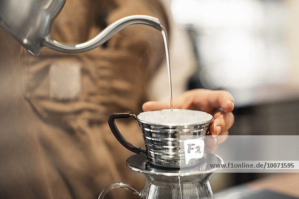 Anschnitt,Wasser,Fotografie,Tasse,eingießen,einschenken,Cafe,barista,Kaffee