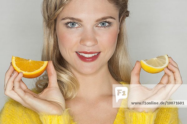 Portrait,Frau,Schönheit,lächeln,halten,Scheibe,orangefarben,orange,Blechkuchen
