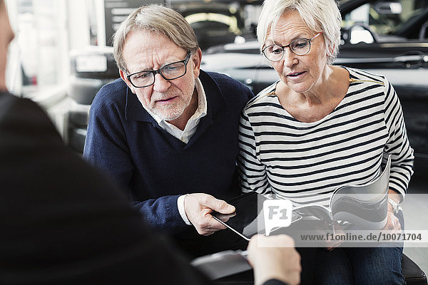 Seniorenpaar sucht Einigung im Autohaus