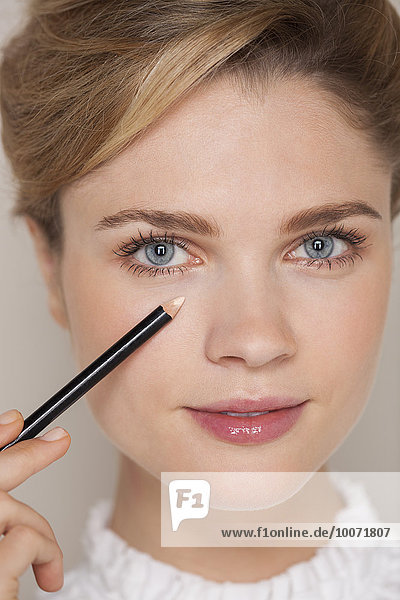 eincremen,verteilen,Portrait,Frau,Schönheit,concealer,auftragen