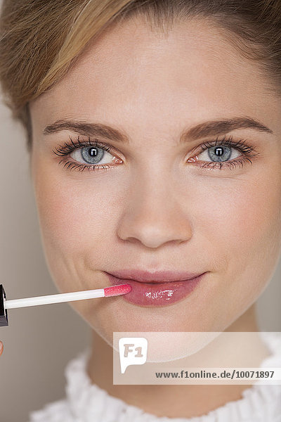 eincremen,verteilen,Portrait,Frau,Schönheit,Lipgloss,lip gloss,auftragen