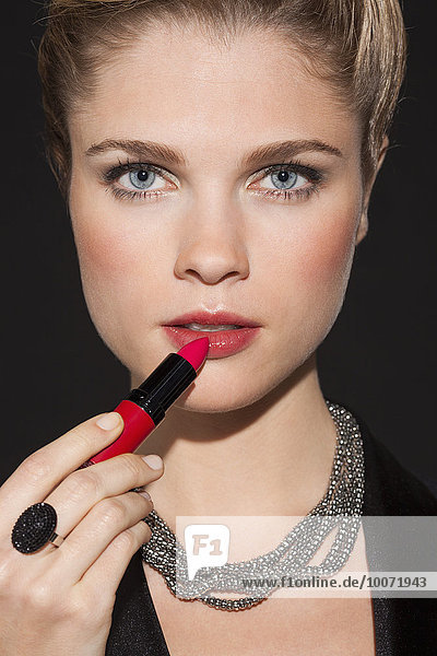 eincremen,verteilen,Portrait,Frau,Schönheit,Lippenstift,auftragen