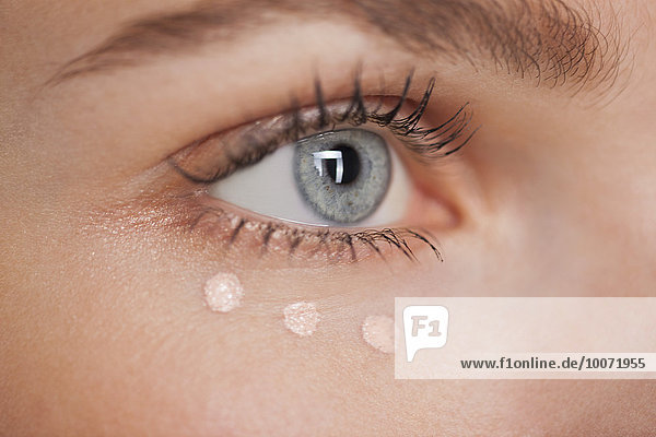 eincremen,verteilen,Frau,Schönheit,concealer,auftragen