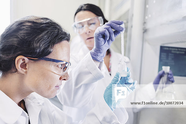 Wissenschaftlerinnen untersuchen Chemikalie im Labor
