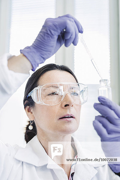 Reife Wissenschaftlerin bei der Analyse von Chemikalien im Labor