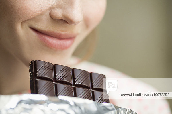 Frau beim Schokoladenessen