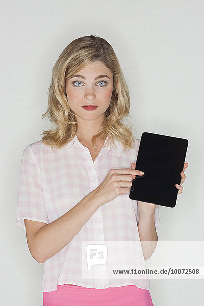 Porträt einer schönen Frau mit einem digitalen Tablett