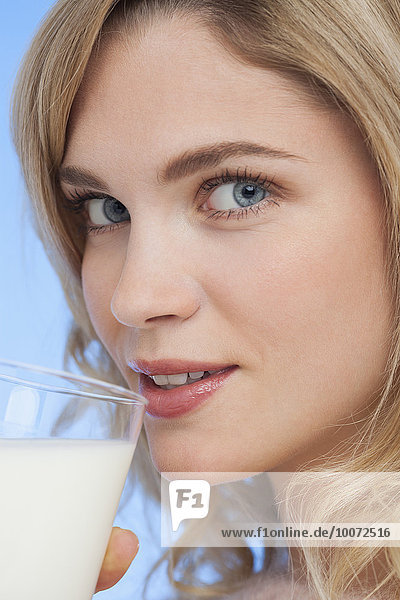 Nahaufnahme einer Frau die Milch trinkt