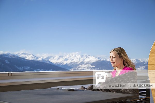 Frau trinkt Kaffee  Crans-Montana  Schweizer Alpen  Schweiz