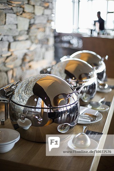 Suppenwärmer auf einem Tisch im Restaurant  Crans-Montana  Schweizer Alpen  Schweiz