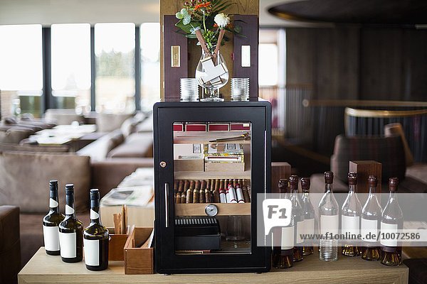 Weinflaschen und Zigarren im Barbereich eines Salons  Crans-Montana  Schweizer Alpen  Schweiz