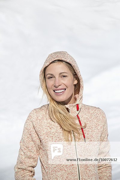 Porträt einer schönen Frau lächelnd  Crans-Montana  Schweizer Alpen  Schweiz