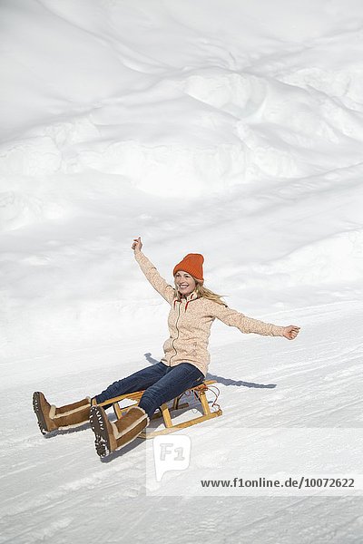 Schöne Frau auf Schlitten im Schnee  Crans-Montana  Schweizer Alpen  Schweiz