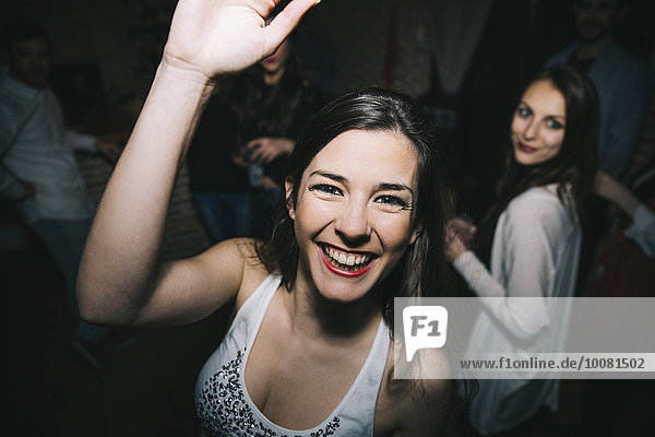 Frau lächeln winken Nachtklub