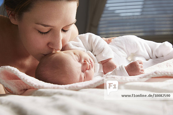 Neugeborenes neugeboren Neugeborene Decke küssen Mutter - Mensch Baby