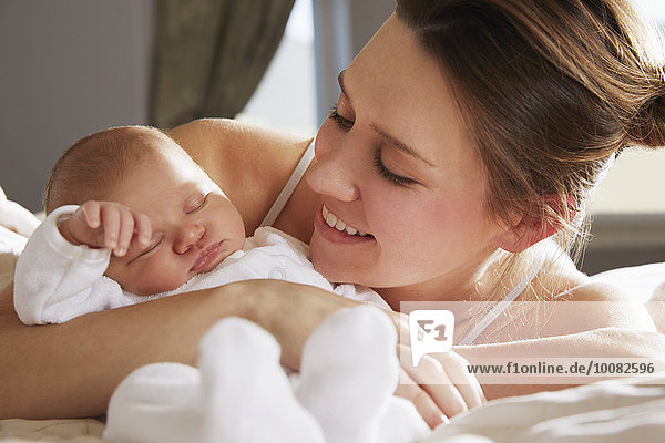 Neugeborenes neugeboren Neugeborene umarmen Bett Mutter - Mensch Baby
