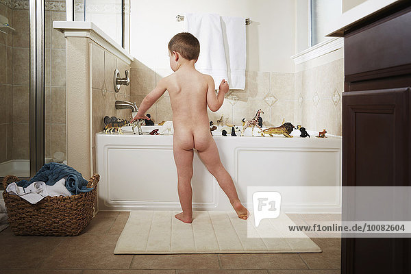 Europäer Junge - Person nackt Badewanne spielen