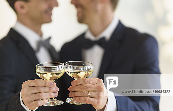 Europäer Bräutigam Hochzeit zuprosten anstoßen Champagner