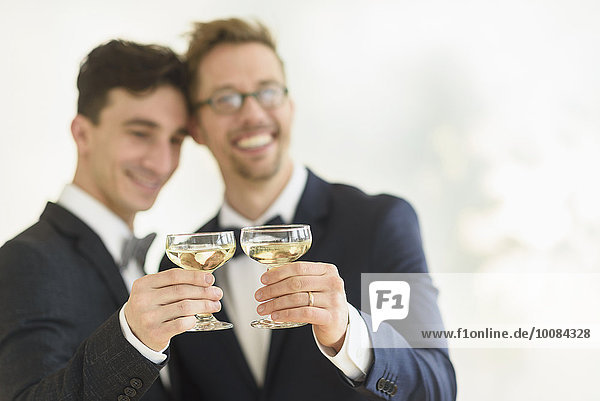 Europäer Bräutigam Hochzeit zuprosten anstoßen Champagner