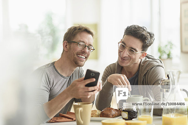 Handy benutzen Europäer Frühstück